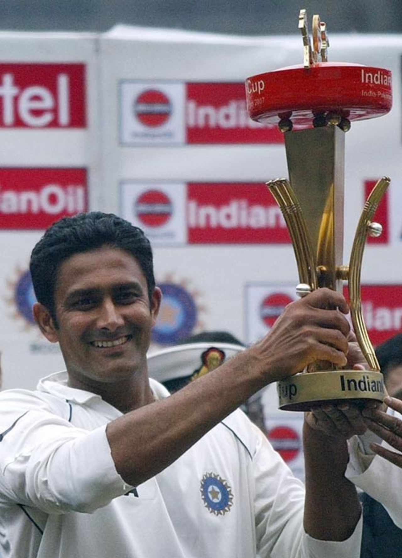 Anil Kumble is all smiles as he holds aloft the trophy, India v Pakistan, 3rd Test, Bangalore, 5th day, December 12, 2007 

