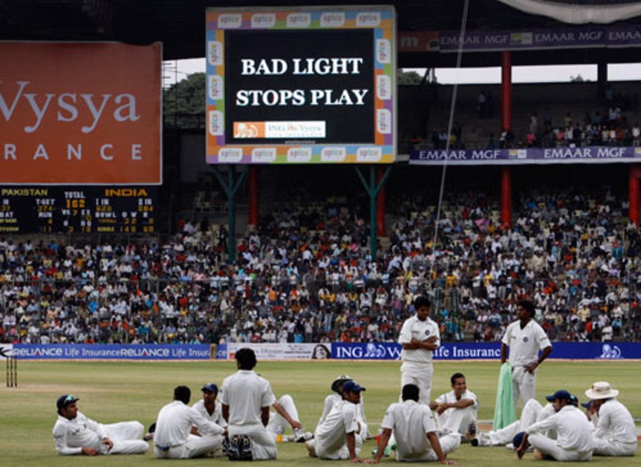 Bad light halted India's charge towards victory, India v Pakistan, 3rd Test, Bangalore, 5th day, December 12, 2007 

