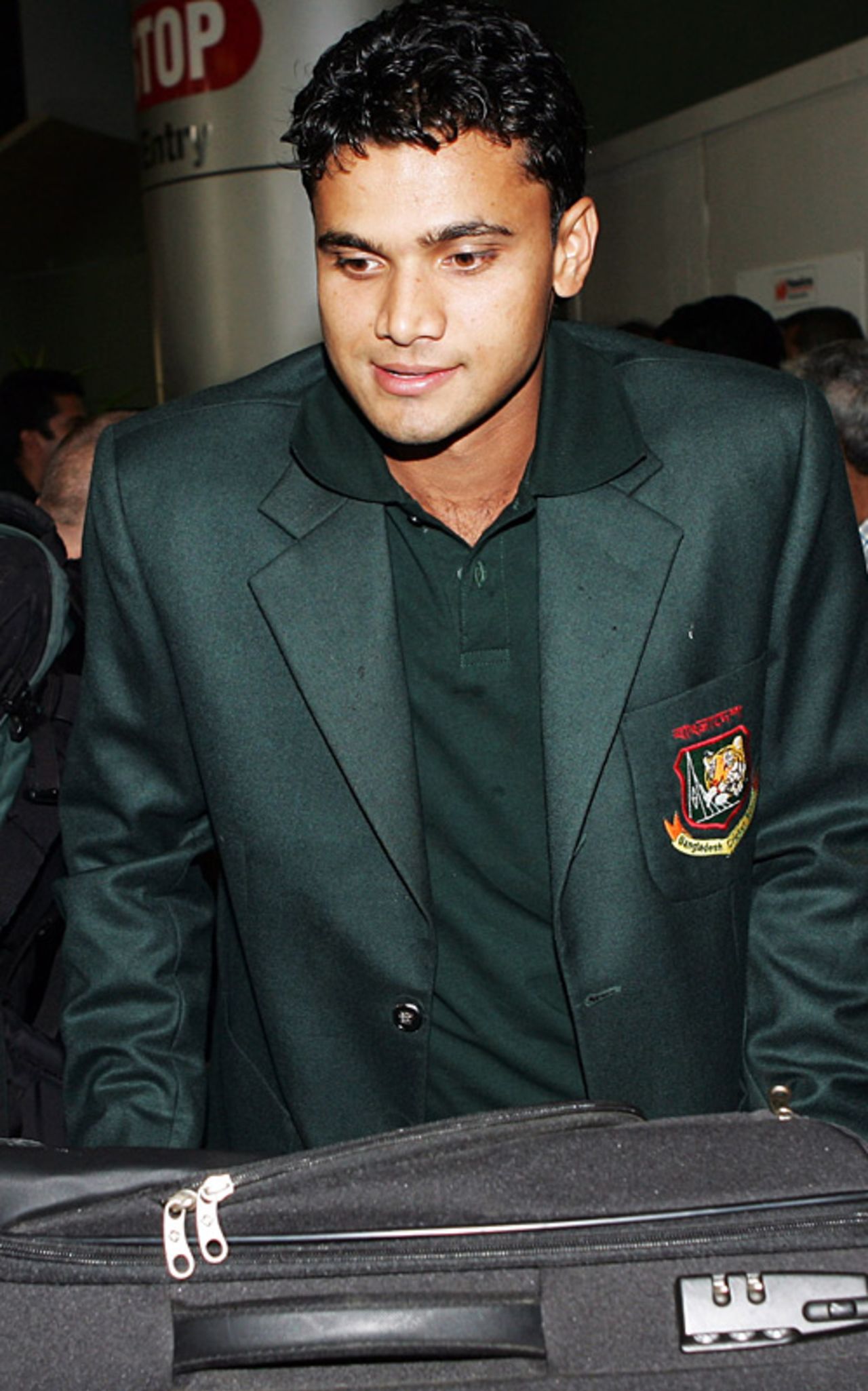 Mashrafe Mortaza arrives in Auckland for Bangladesh's tour of New Zealand, Auckland, December 13, 2007