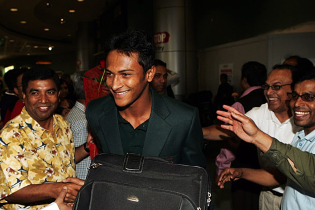 Shakib Al Hasan is greeted by Bangladeshi fans in Auckland for Bangladesh's tour of New Zealand, Auckland, December 13, 2007