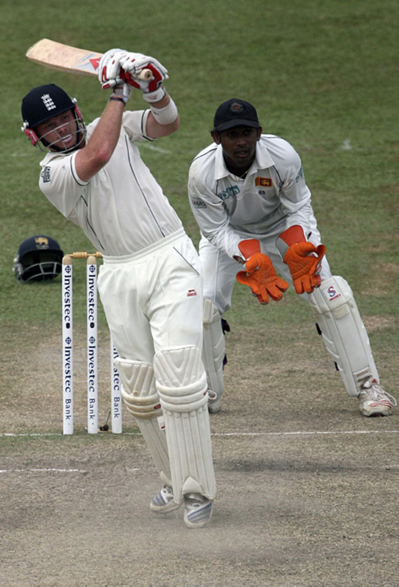 Ian Bell lofts over the top...and is caught at long-on, Sri Lanka v England, 2nd Test, Colombo, December 13, 2007