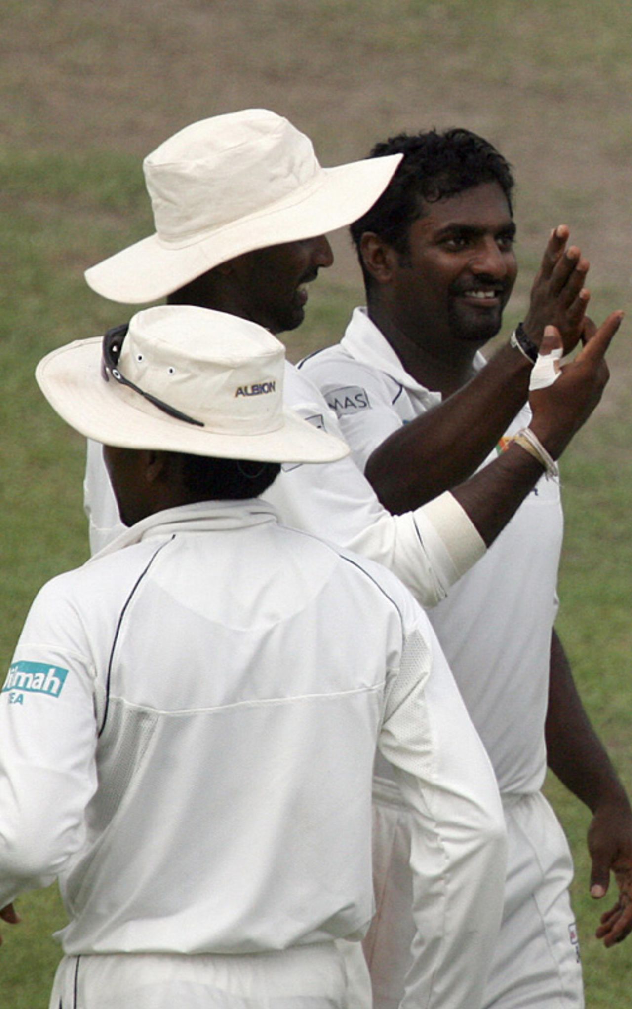 Muttiah Muralitharan celebrates the wicket of Ian Bell, Sri Lanka v England, 2nd Test, Colombo, December 13, 2007