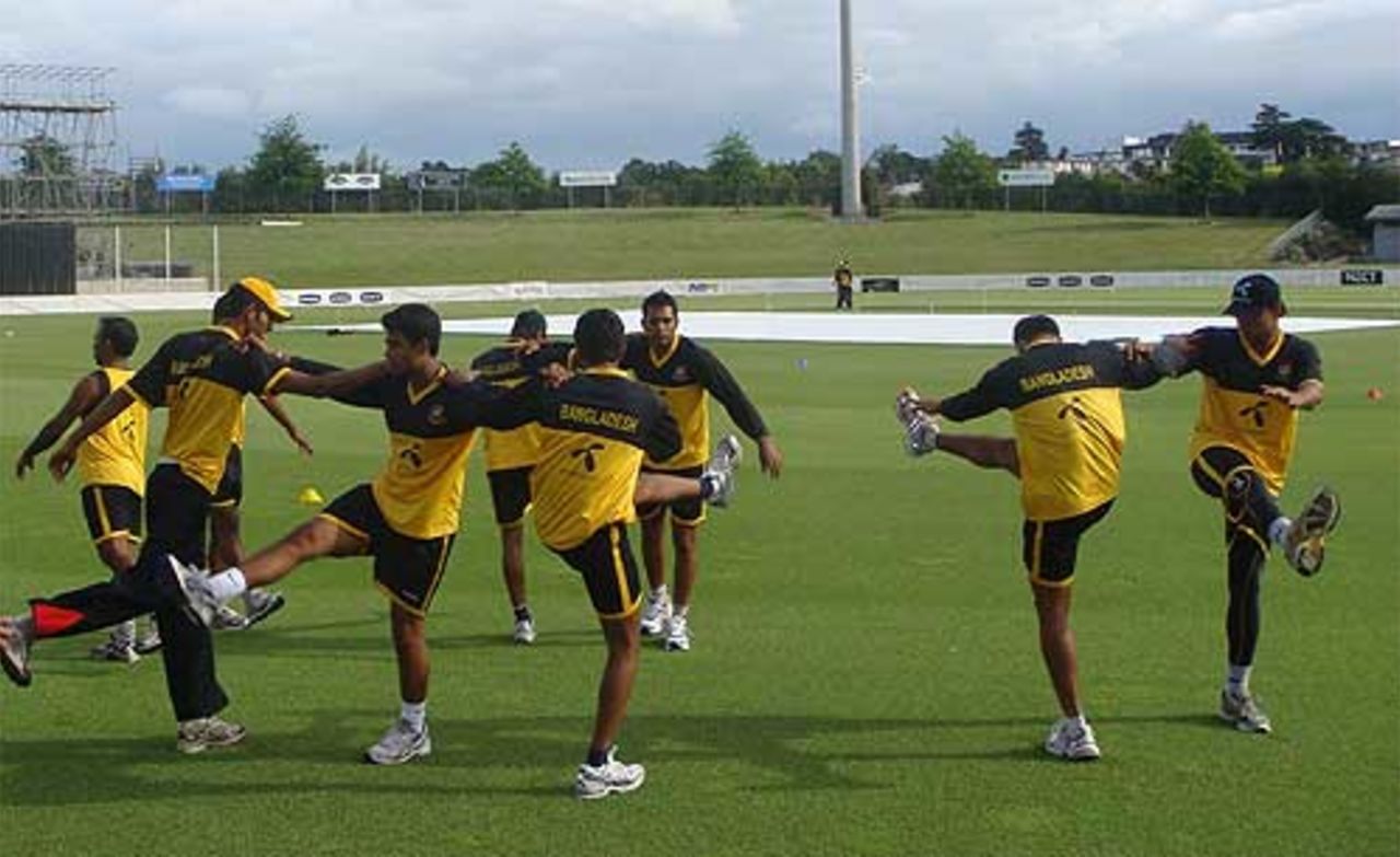 Bangladesh players undergoing a stretching routine, Hamilton, December 13, 2007