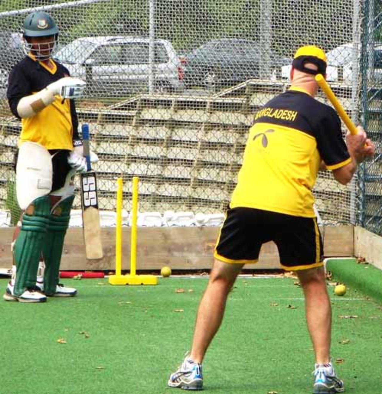 Jamie Siddons, the Bangladesh coach, advises Tamim Iqbal during practice at Seddon Park, Hamilton, December 13, 2007