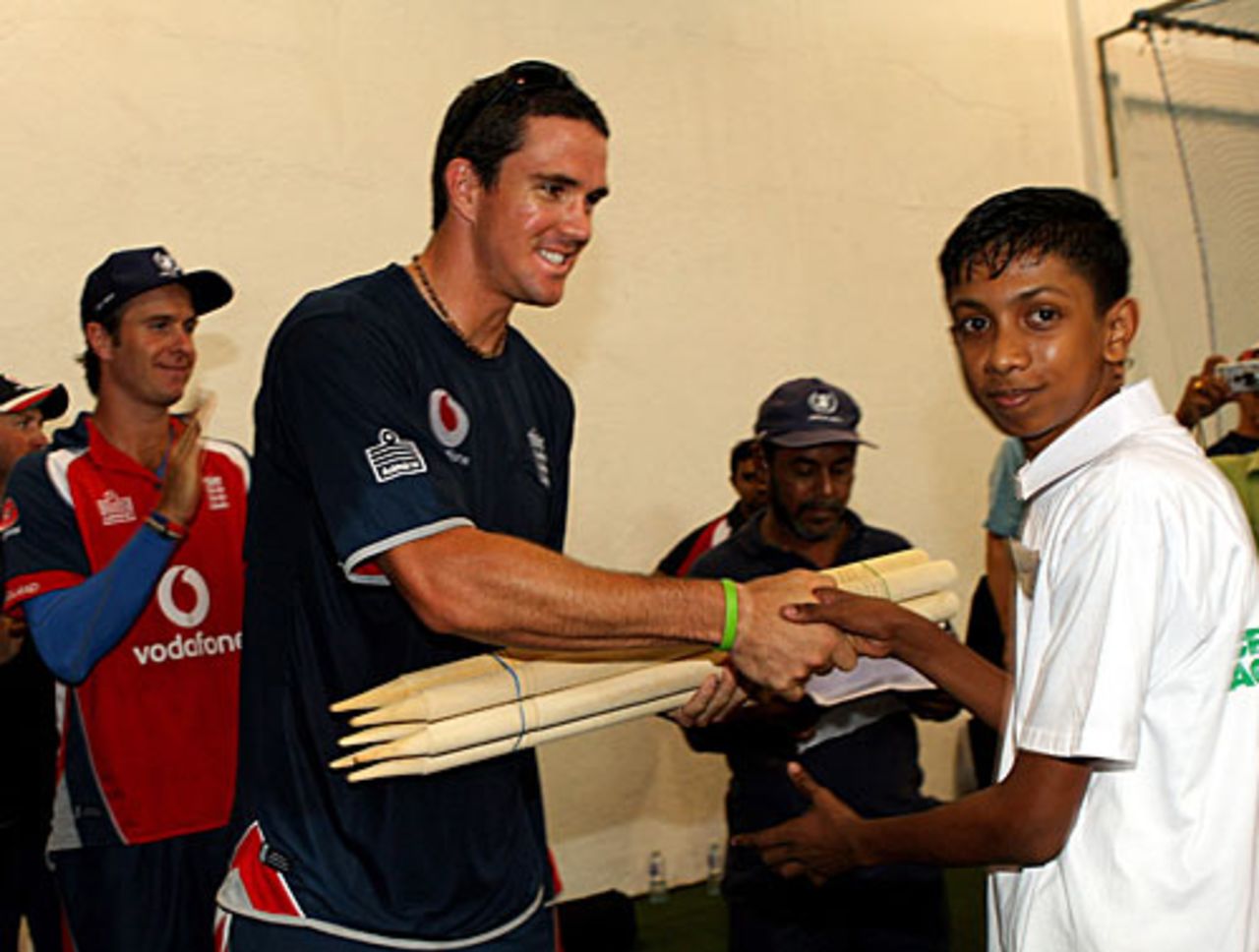 Kevin Pietersen hands a set of stumps to a young Sri Lankan during a 'Cricket Against Hunger' programme at Galle, Galle, December 15, 2007