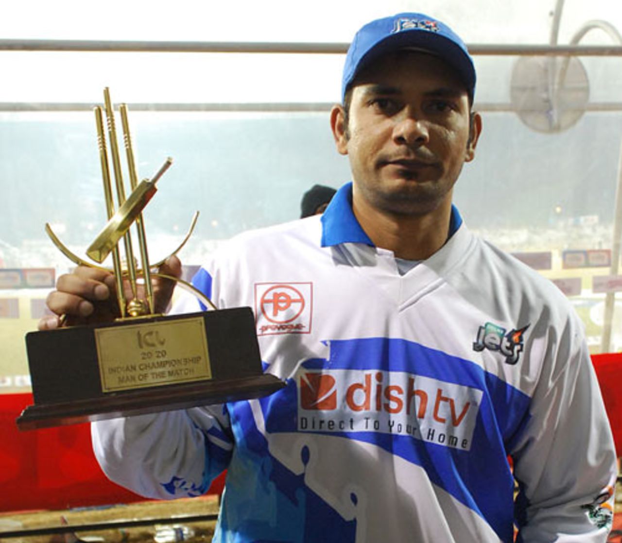 Abbas Ali poses with his Man-of-the-Match award, Chandigarh Lions v Delhi Jets, 2nd semi-final, Indian Cricket League, Panchkula, December 15, 2007