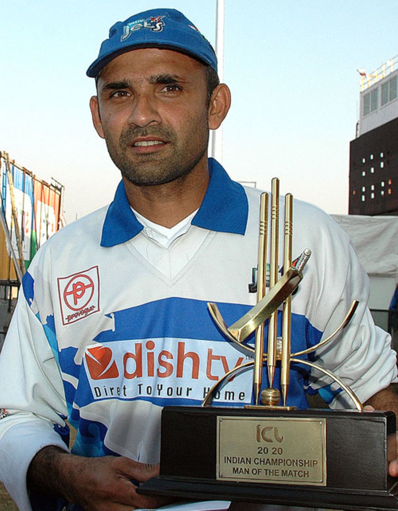 Marvan Atapattu poses with the Man-of-the-Match award, Delhi Jets v Kolkata Tigers, 3rd Place Playoff, Indian Cricket League, Panchkula, December 16, 2007 

