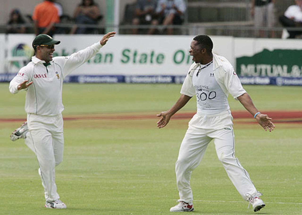 Makhaya Ntini lifts his shirt and celebrates his 300th Test wicket, South Africa v Pakistan, 2nd Test, Port Elizabeth, January 20, 2007