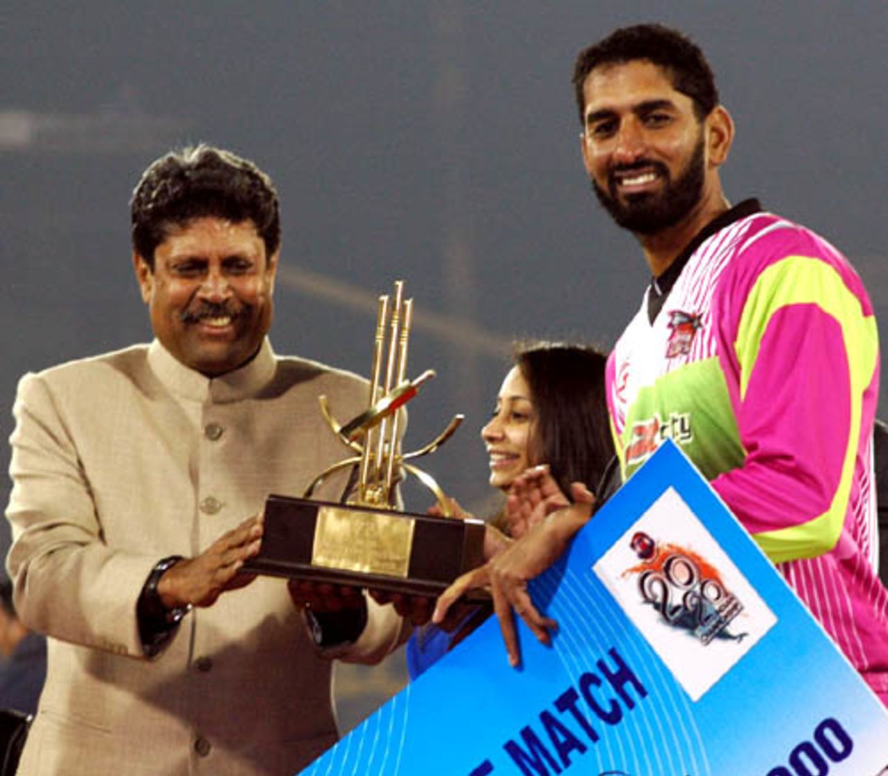 Shabbir Ahmed receives the Man-of-the-Match award from Kapil Dev, Chandigarh Lions v Chennai Superstars, final, Indian Cricket League, Panchkula, December 16, 2007 

