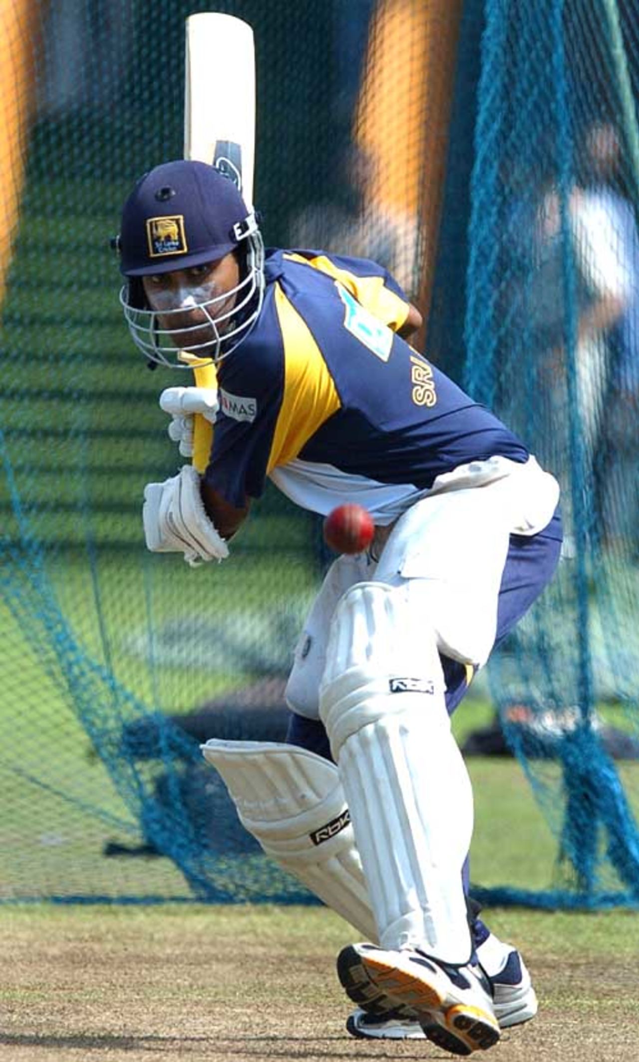 Mahela Jayawardene concentrates hard in the nets, Galle, December 17, 2007