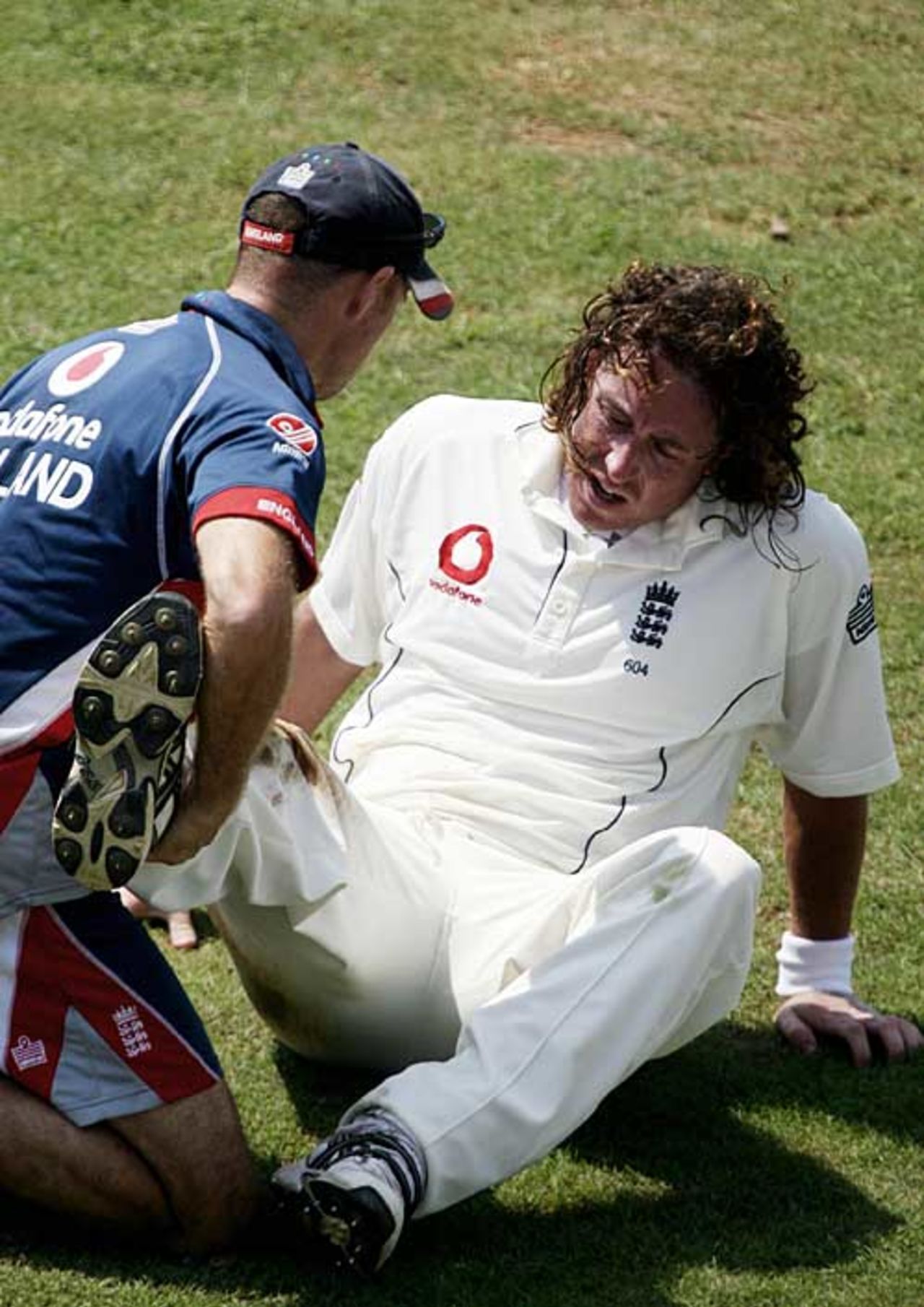 Ryan Sidebottom receives treatment from the England physio, Sri Lanka v England, 3rd Test, Galle, December 18, 2007