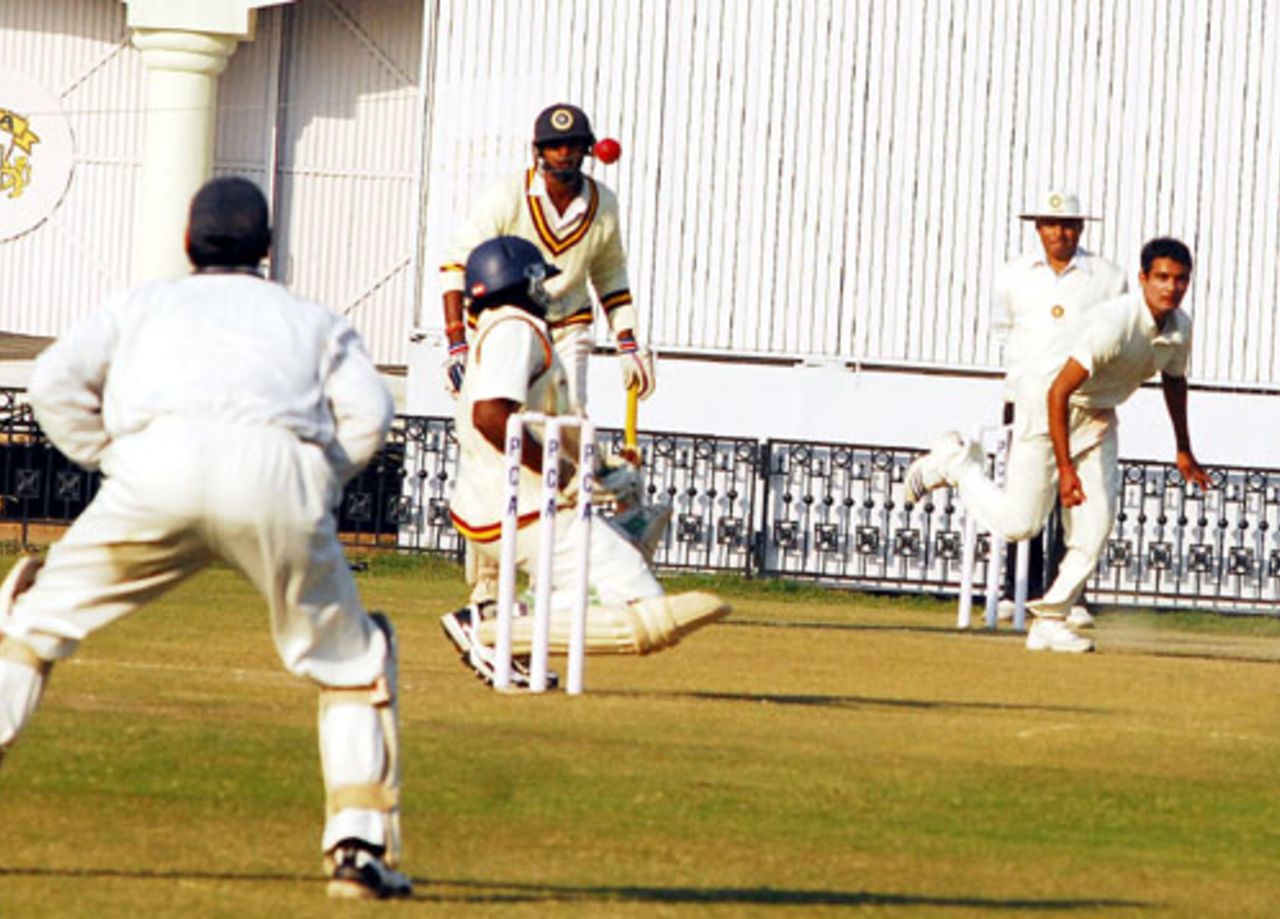 Siddarth Kaul fires in a bouncer, Punjab v Orissa, Ranji Trophy Super League, Group A, 6th round, Chandigarh, 2nd day, December 18, 2007 
