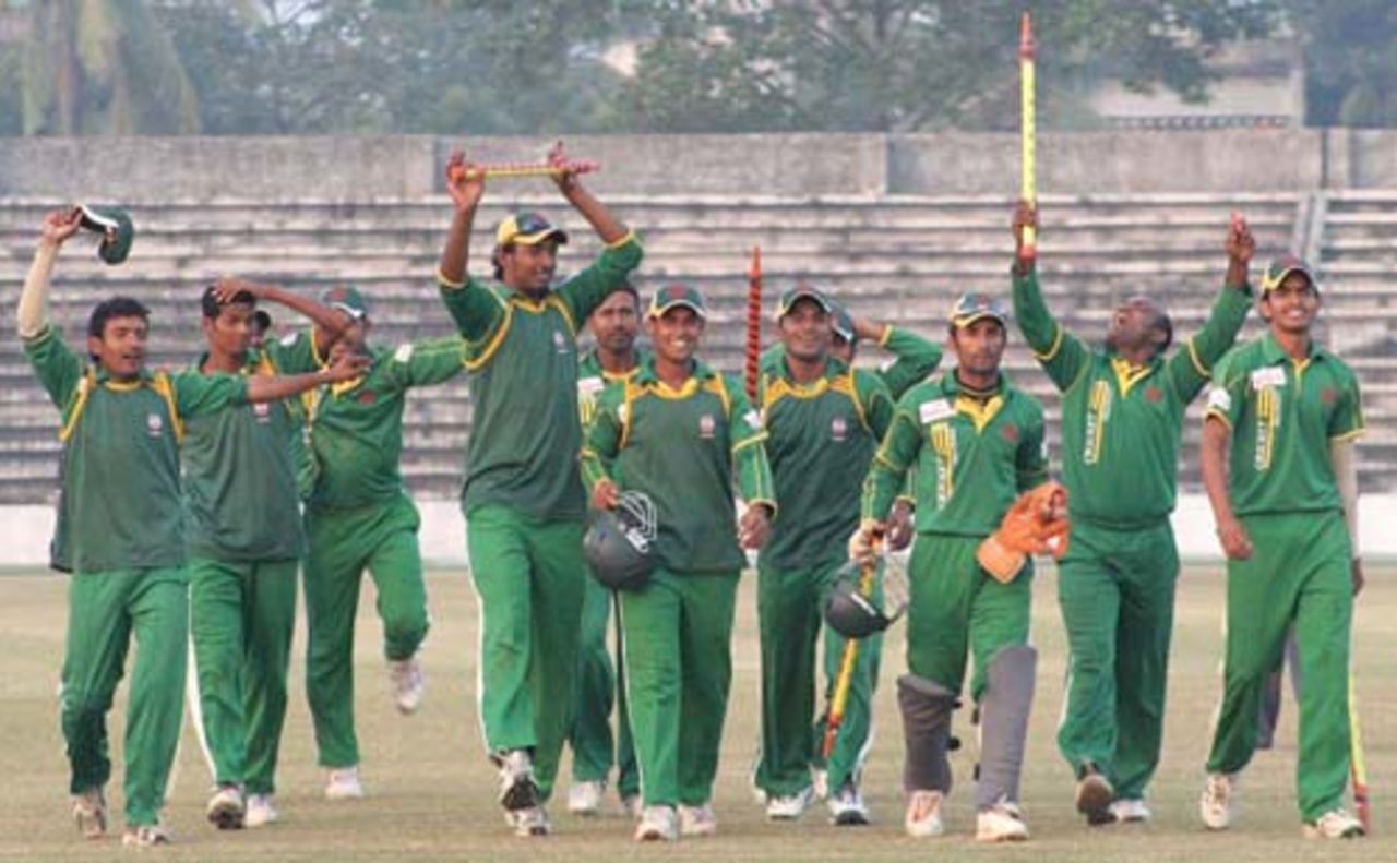 Rajshahi's players are delighted after clinching the National Cricket League's one-day competition, Rajshahi v Chittagong, Rajshahi, December 18, 2007 