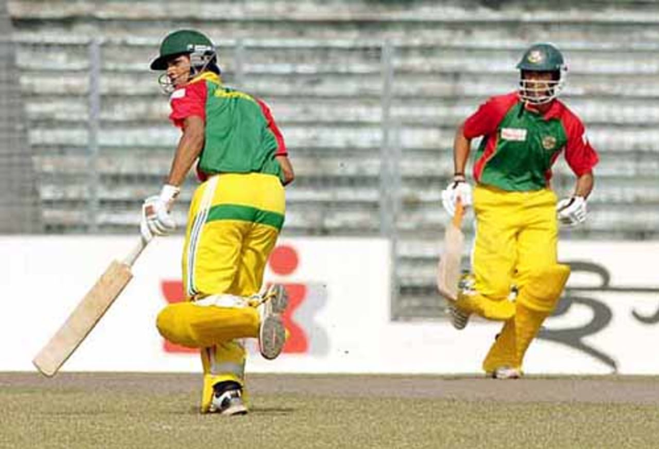 Nadif Choudhury and Mahmudullah pick up a single during their 61-run stand for the sixth wicket, Barisal v Dhaka, Fatullah, December 18, 2007 
