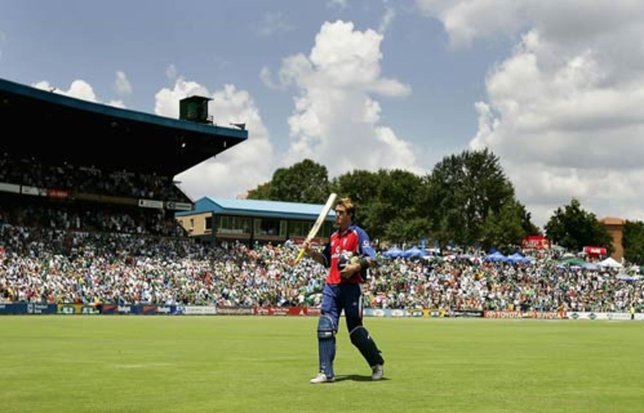 Kevin Pietersen receives a standing ovation for his third century of the series, as England recover from a dreadful start at Centurion, South Africa v England, 7th ODI, February 13, 2005