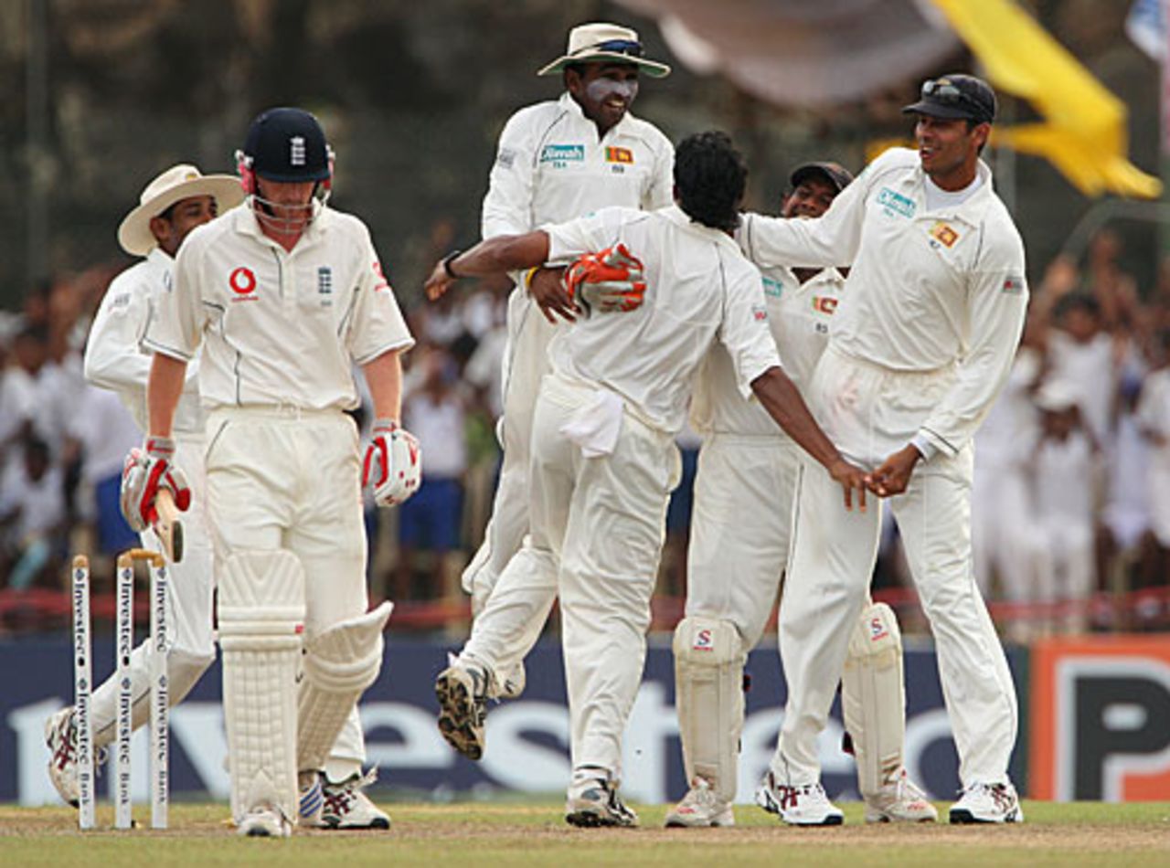 Sri Lanka celebrate the fall of Paul Collingwood, bowled by Chanaka Welegedara, Sri Lanka v England, 3rd Test, Galle, 3rd day, December 20, 2007