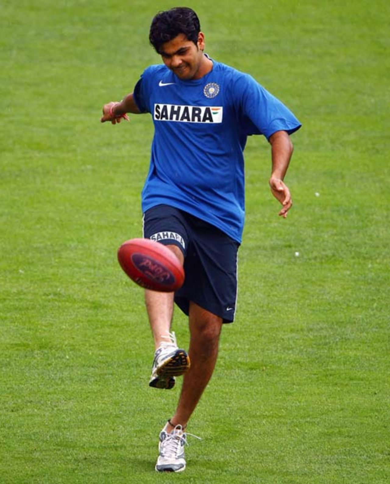 RP Singh indulges in some Aussie Rules football after rain interrupted play, Victoria v Indians, tour match, Melbourne, 2nd day, December 21, 2007
