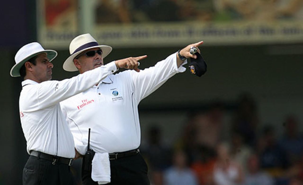 Aleem Dar and Daryl Harper correct the scoreboard, Sri Lanka v England, 2nd Test, Colombo, December 10, 2007