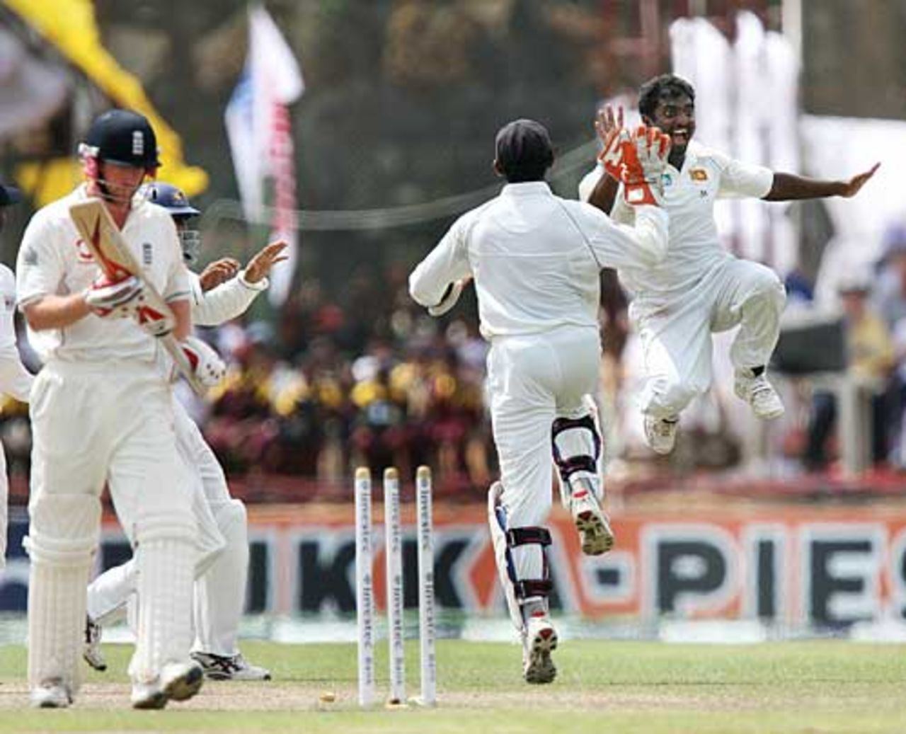 Muttiah Muralitharan celebrates the wicket of Paul Collingwood, Sri Lanka v England, 3rd Test, Galle, 5th day, December 22 2007