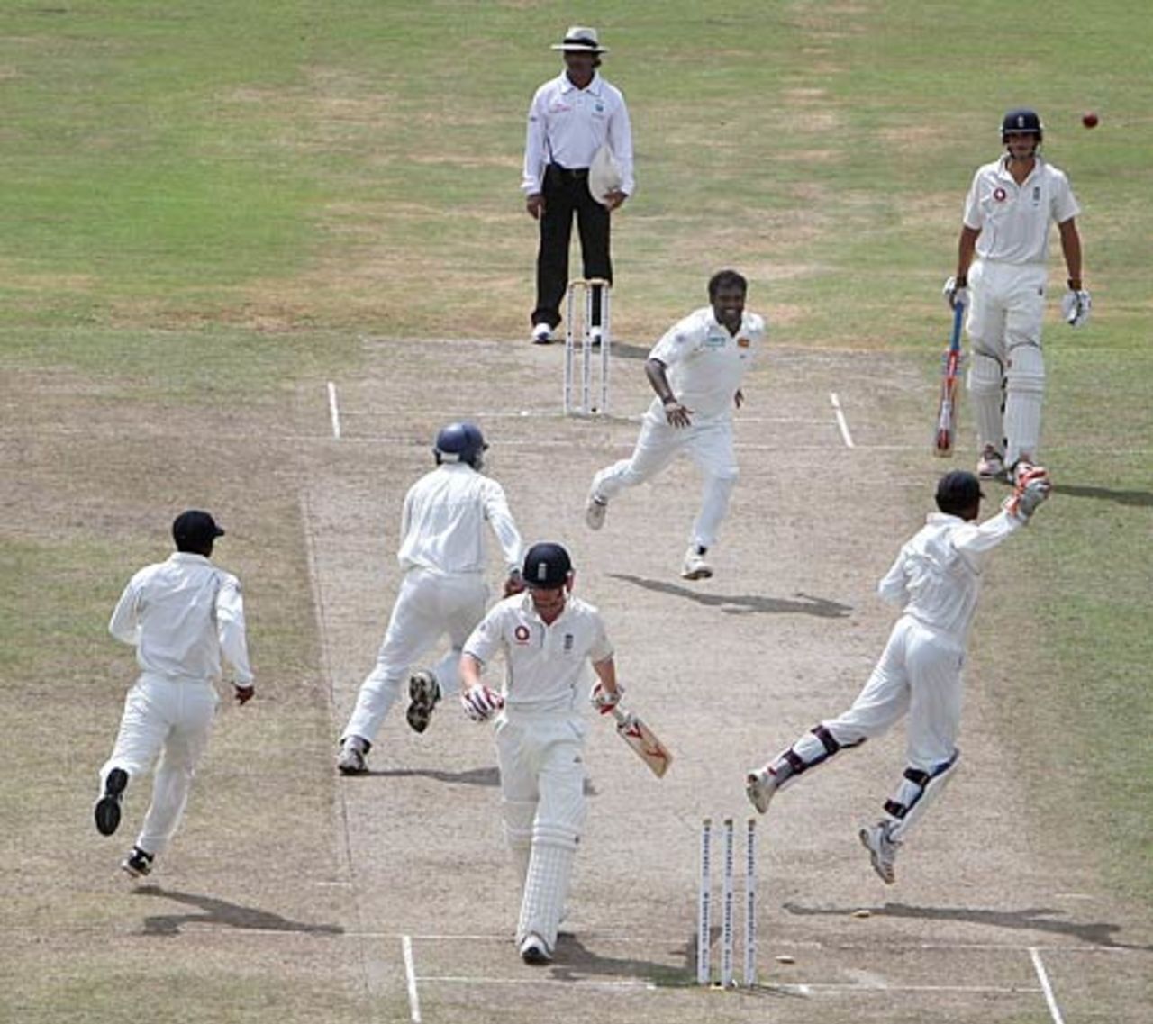 Muttiah Muralitharan celebrates the wicket of Paul Collingwood, Sri Lanka v England, 3rd Test, Galle, 5th day, December 22 2007
