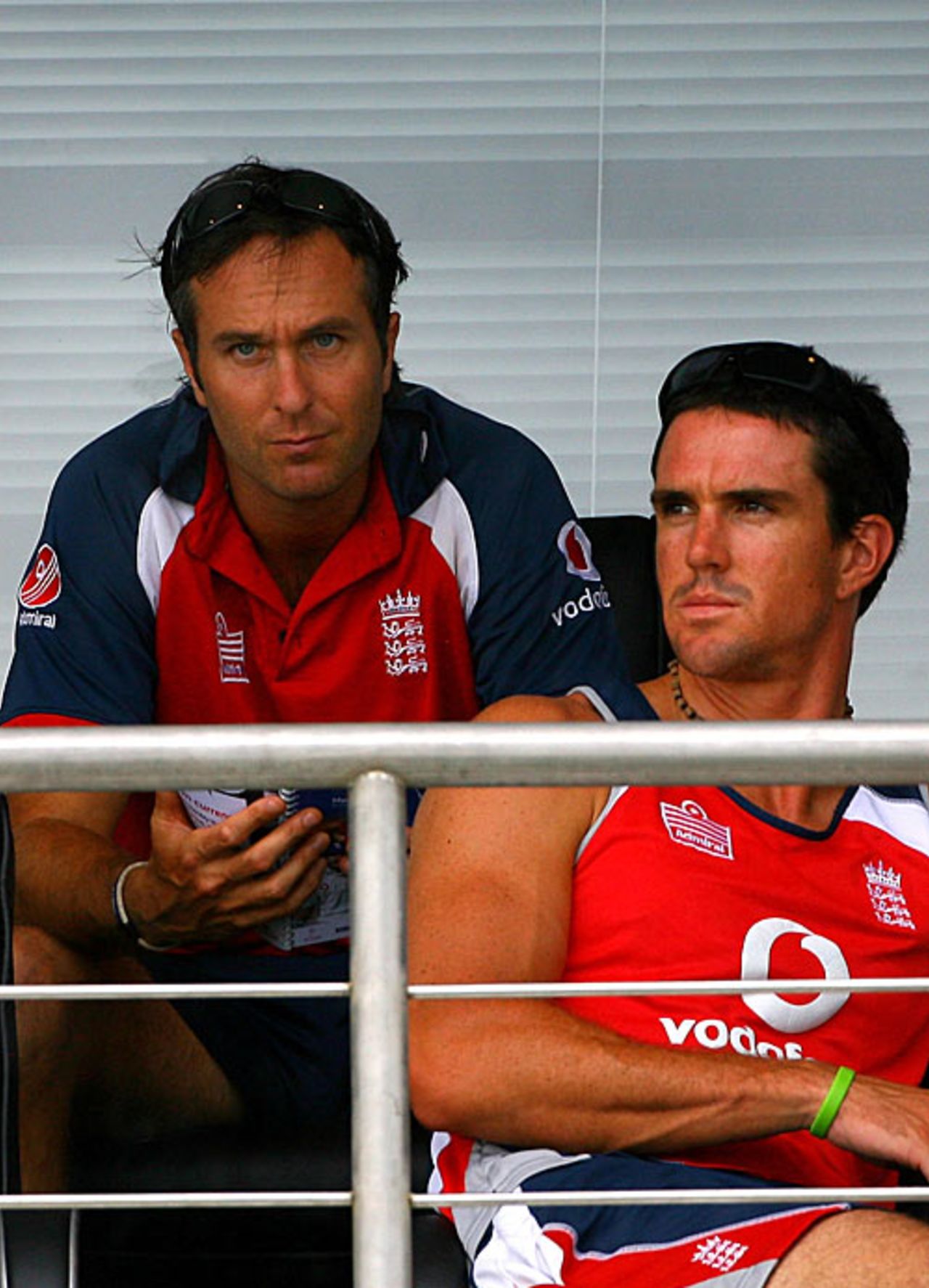 Michael Vaughan and Kevin Pietersen cut disconsolate figures as England's dismal series finally draws to an end, Sri Lanka v England, 3rd Test, Galle, 5th day, December 22 2007