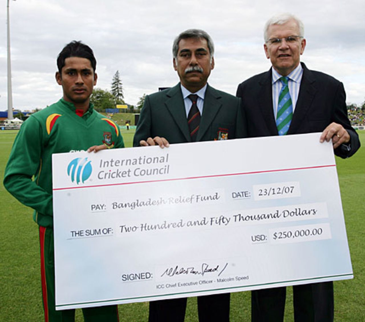 Malcolm Speed presents a cheque for $250,000 for the Bangladesh Relief Fund to Mohammad Ashraful,  New Zealand XI v Bangladesh XI, Twenty20 charity match, Hamilton, December 23, 2007 
