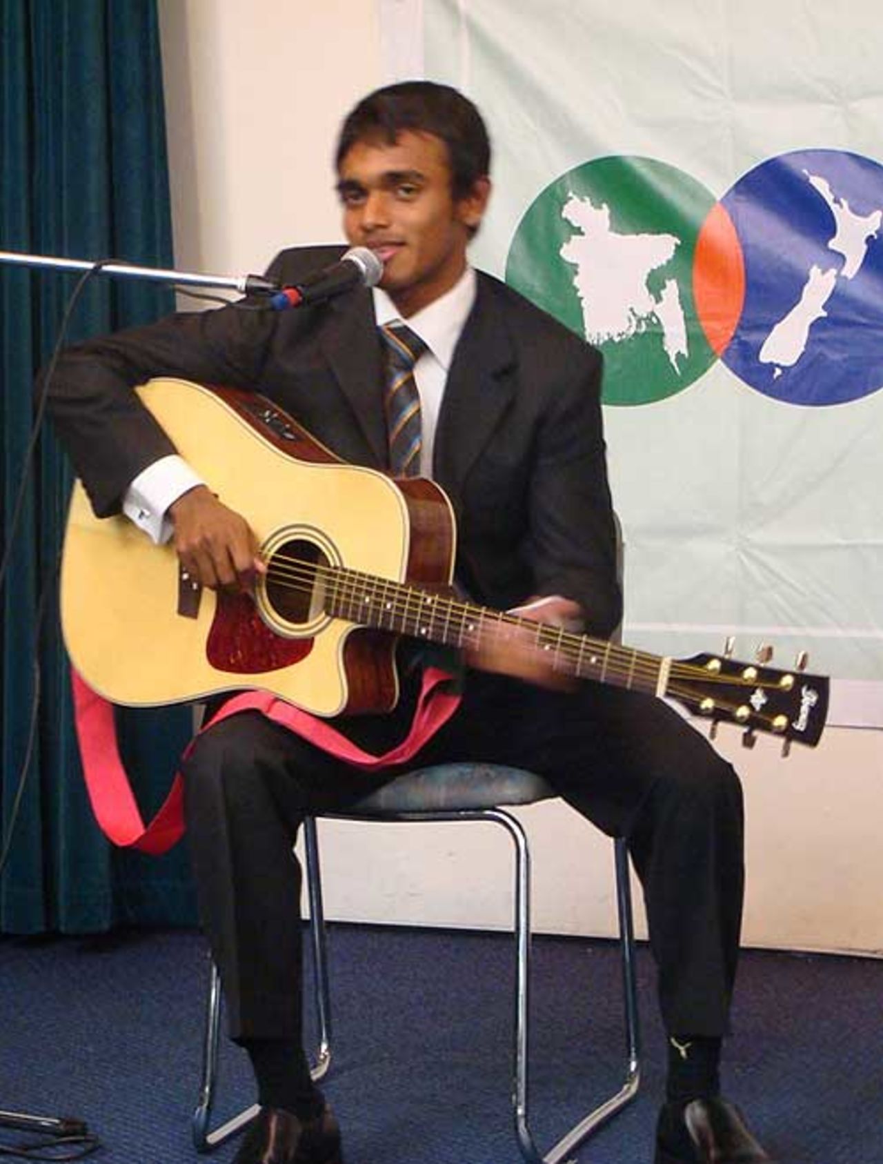 Mehrab Hossain sings a Ronan Keating cover at a reception, Auckland, December 24, 2007