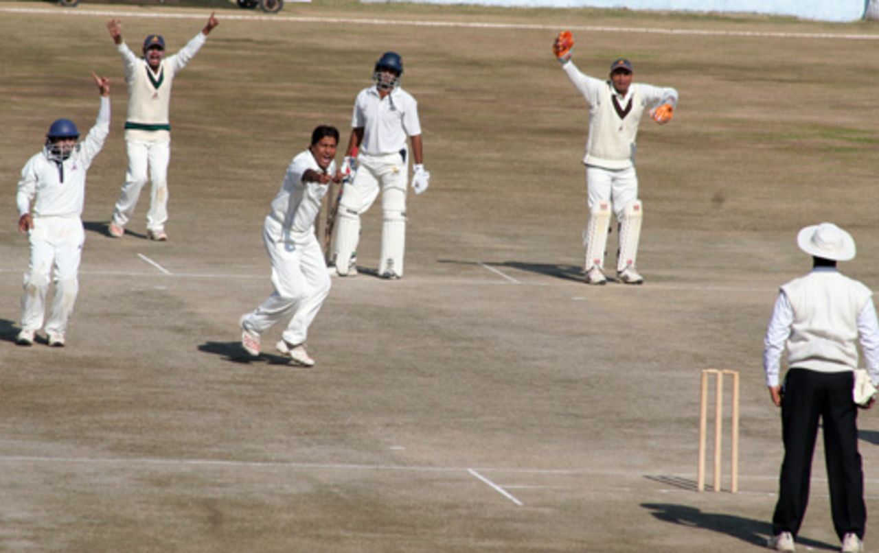 Hemant Dogra stands his ground while the Rajasthan bowlers make an unsuccessful appeal, Himachal Pradesh v Rajashtan, Ranji Tropy Super League, Group A, 7th round, 1st day, Dharamsala, December 25, 2007 
