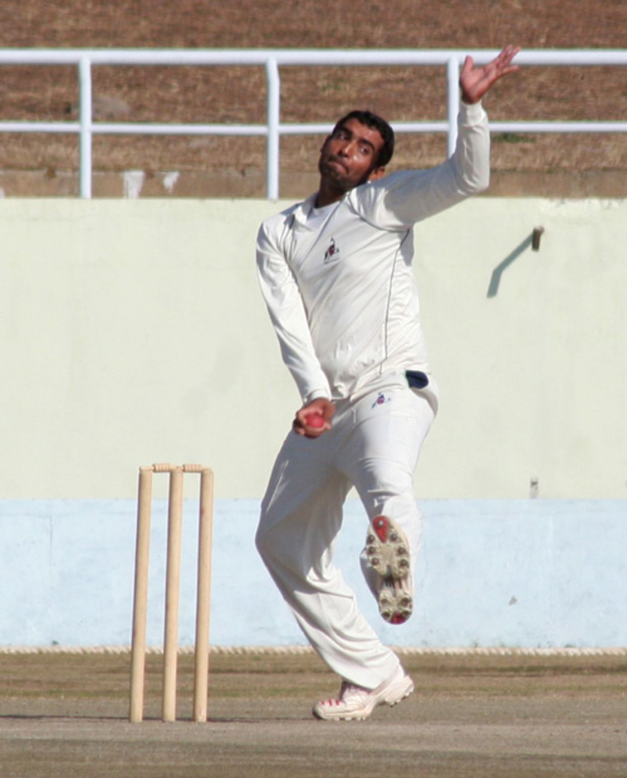 Sumit Mathur in his delivery stride, Himachal Pradesh v Rajashtan, Ranji Tropy Super League, Group A, 7th round, 1st day, Dharamsala, December 25, 2007 