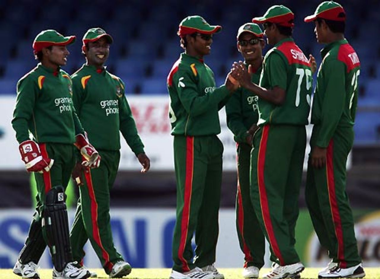 Bangladesh had little to cheer for as they managed to pick up only four wickets, New Zealand v Bangladesh, 1st ODI, Auckland, December 26, 2007