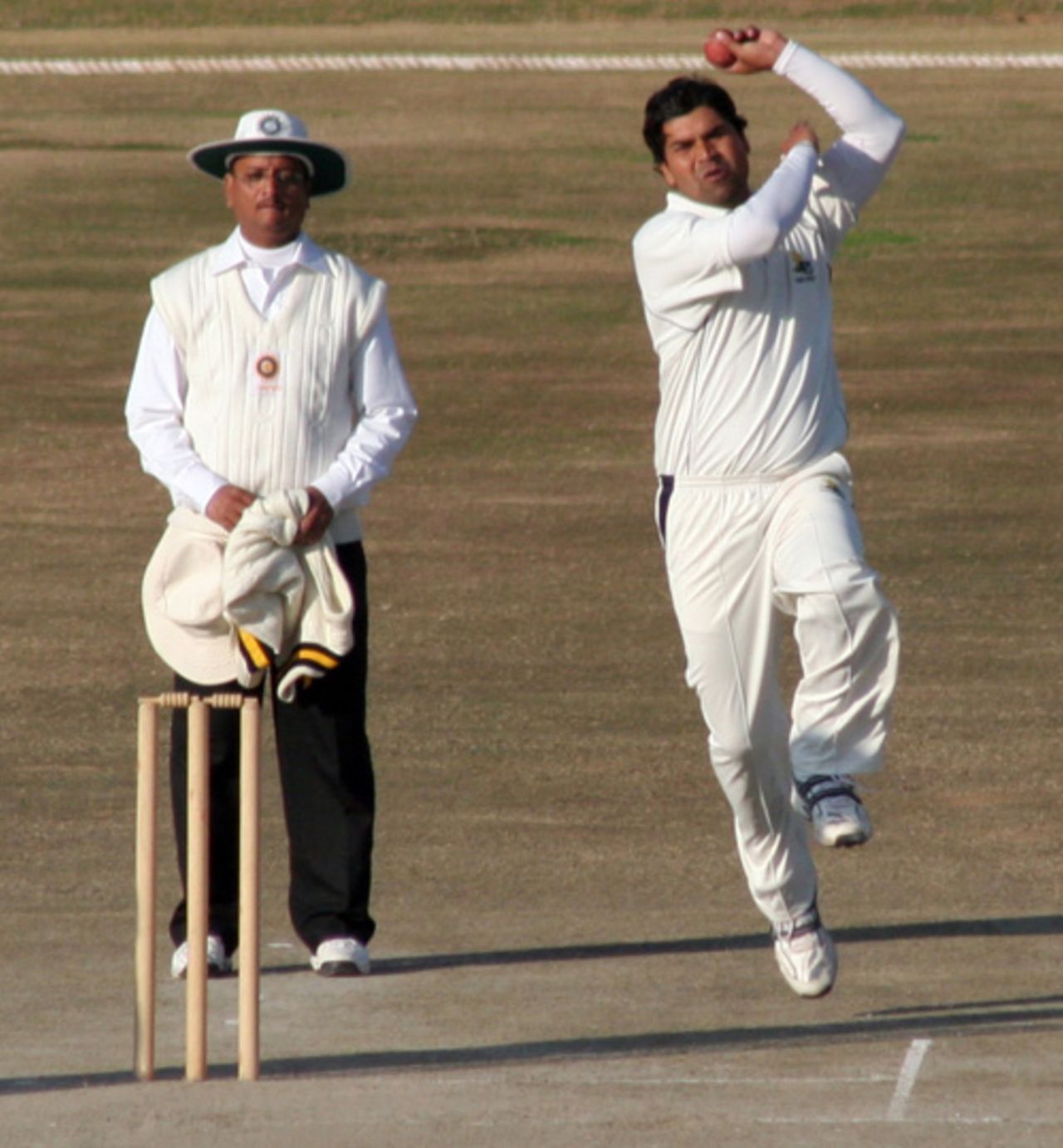 Himachal Pradesh's Ashok Thakur in his delivery stride, Himachal Pradesh v Rajasthan, Ranji Trophy Super League, Group A, 7th round, 2nd day, Dharamsala, December 26, 2007 
