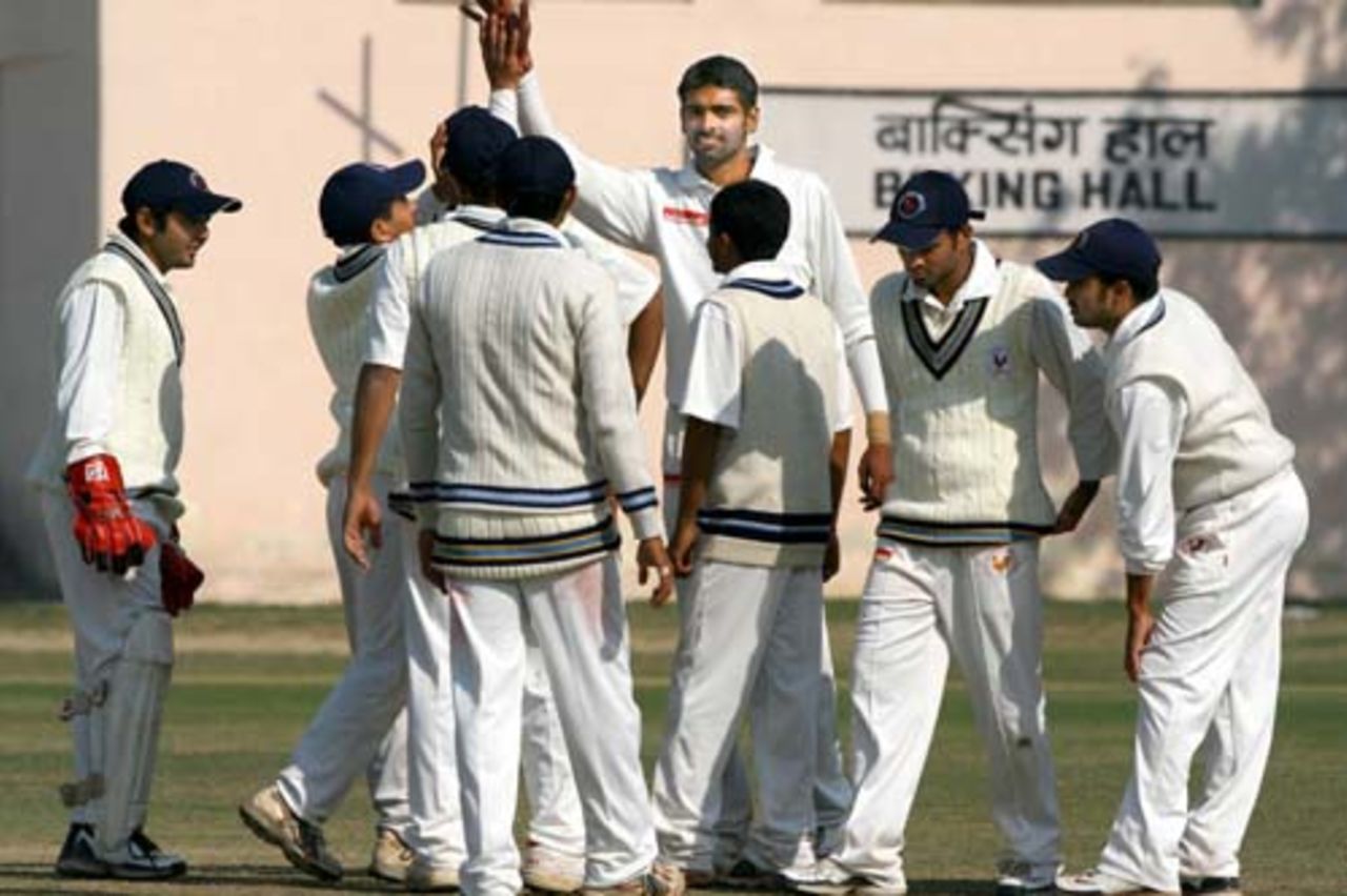 Amit Singh gave Gujarat plenty to cheer about with career-best figures of 4 for 31, Gujarat v Madhya Pradesh, Ranji Trophy Plate League, 1st semi-final, 2nd day, Delhi, December 26, 2007 