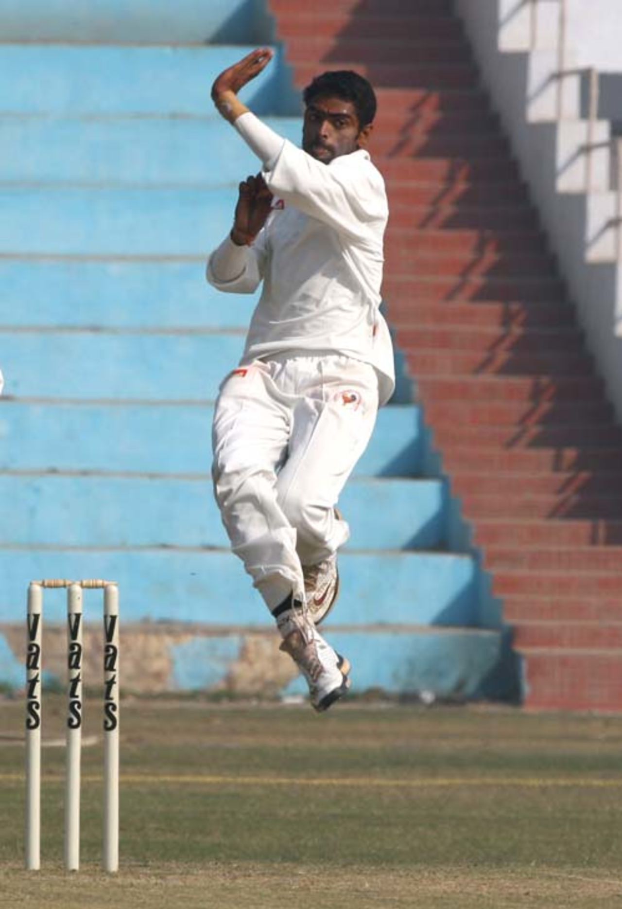 Amit Singh in his delivery stride, Gujarat v Madhya Pradesh, Ranji Trophy Plate League, 1st semi-final, 2nd day, Delhi, December 26, 2007 
