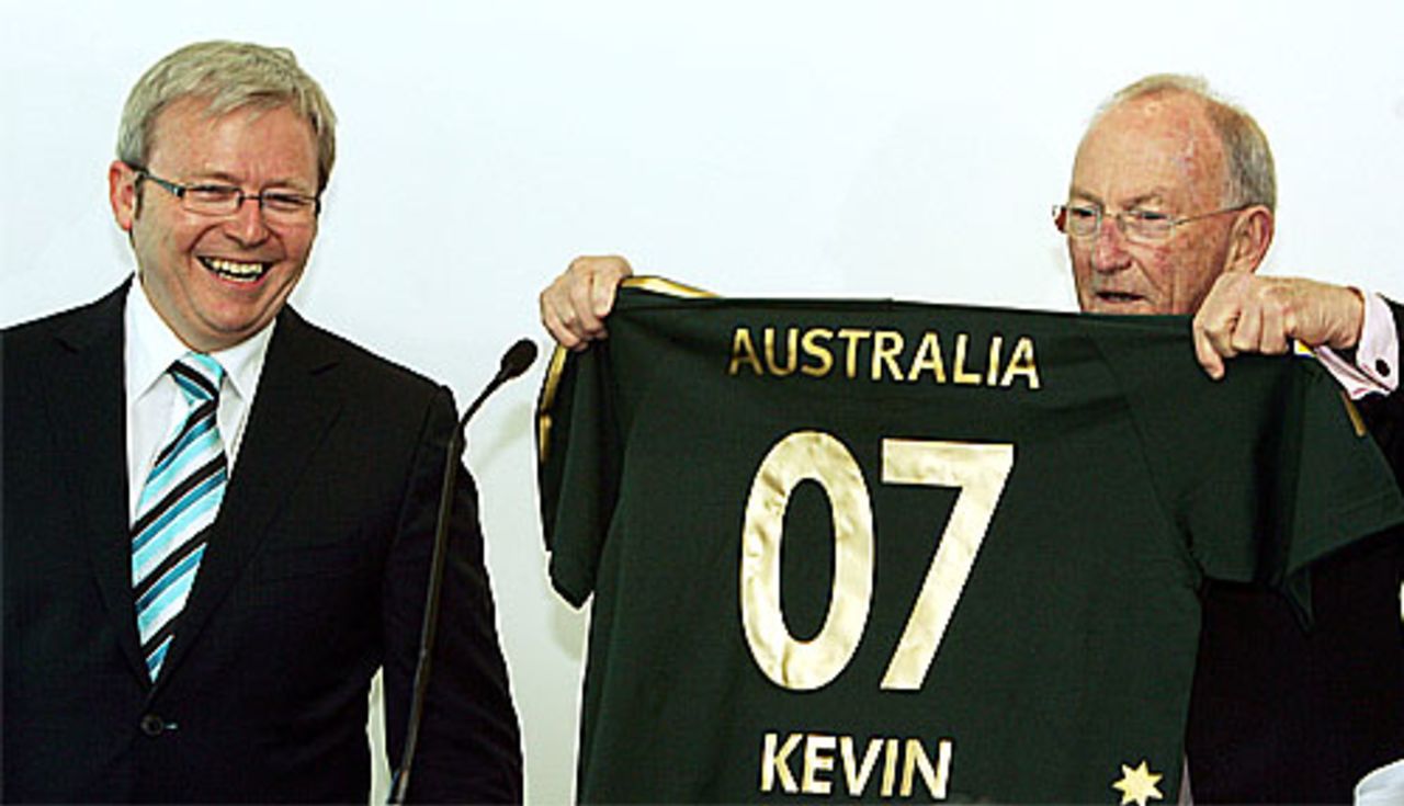 Cricket Australia chairman Creagh O'Connor gives the Australian prime minister Kevin Rudd a customised T-shirt, Australia v India, 1st Test, MCG, December 27, 2007