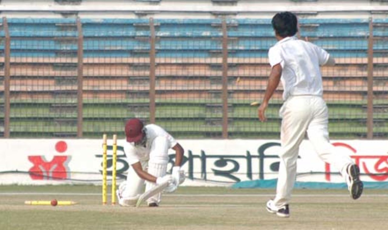 Anwar Hossain is cleaned up by Tareq Aziz, Chittagong v Dhaka, National Cricket League 9th round, 1st day, Chittagong, December 27, 2007 