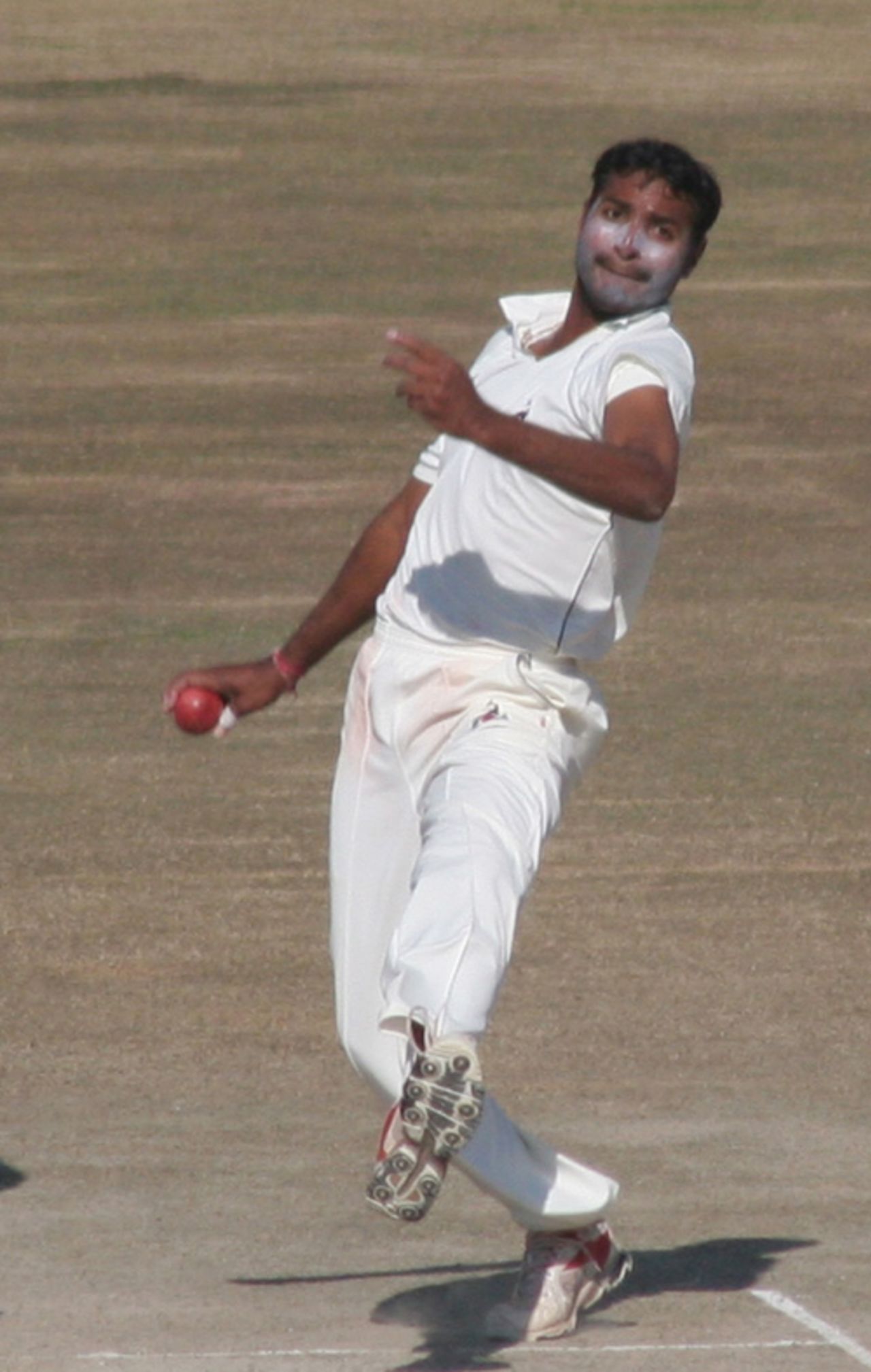 Sumit Mathur in his delivery stride, Himachal Pradesh v Rajasthan, Ranji Trophy Super League, Group A, 7th round, 3rd day, Dharamsala, December 27, 2007 