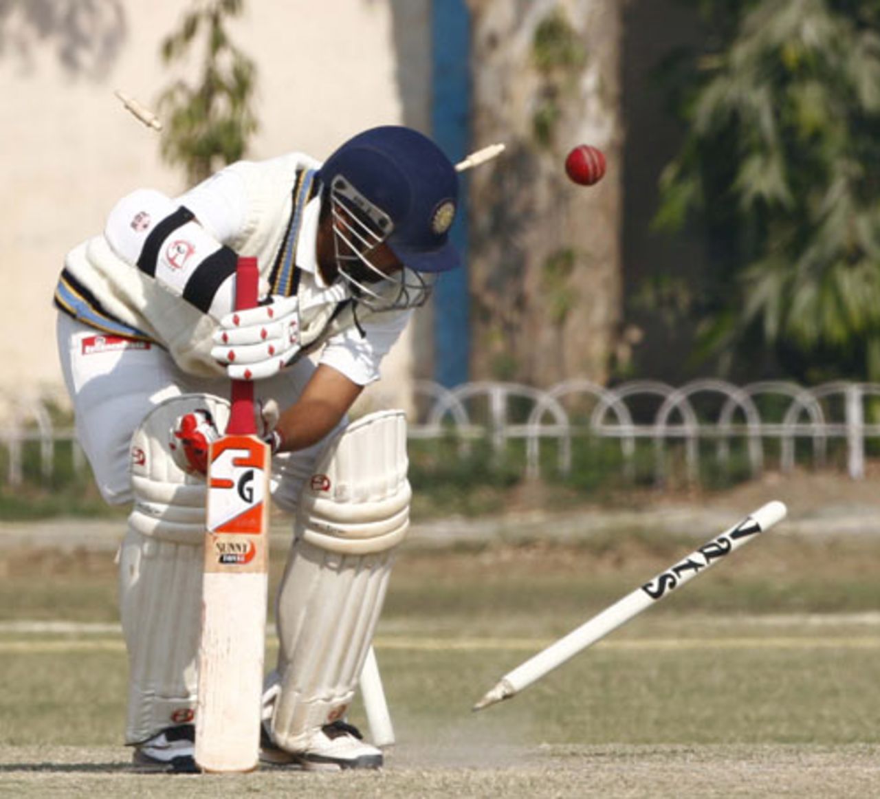 Gujarat's Parthiv Patel is bowled on 84, Gujarat v Madhya Pradesh, Ranji Trophy Plate League, 1st semi-final, 3rd day, Karnail Singh Stadium, Delhi, December 27, 2007 