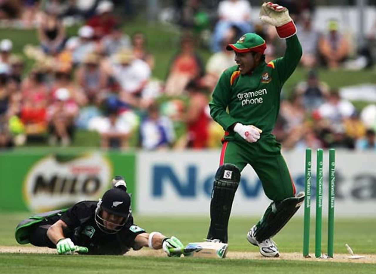 Brendon McCullum dives in vain as Mushfiqur Rahim whips off the bails, New Zealand v Bangladesh, 2nd ODI, Napier, December 28, 2007