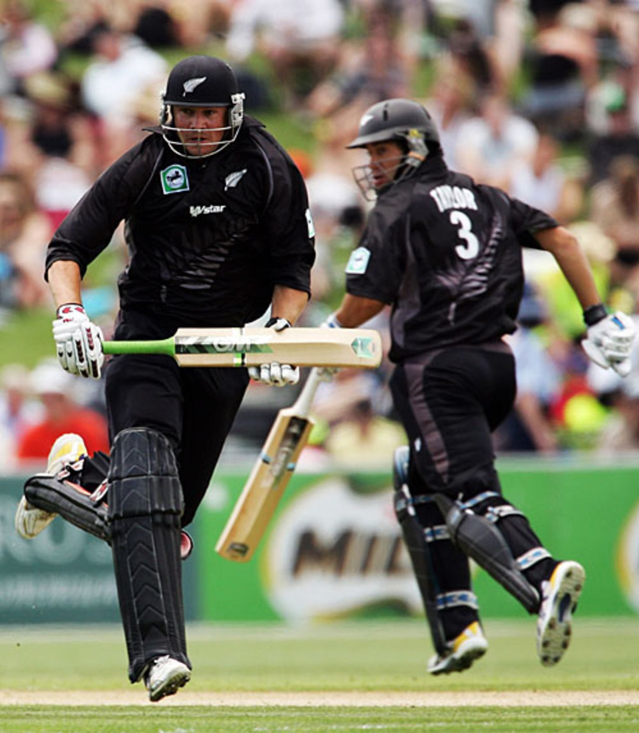 Peter Fulton and Ross Taylor take a quick run, New Zealand v Bangladesh, 2nd ODI, Napier, December 28, 2007