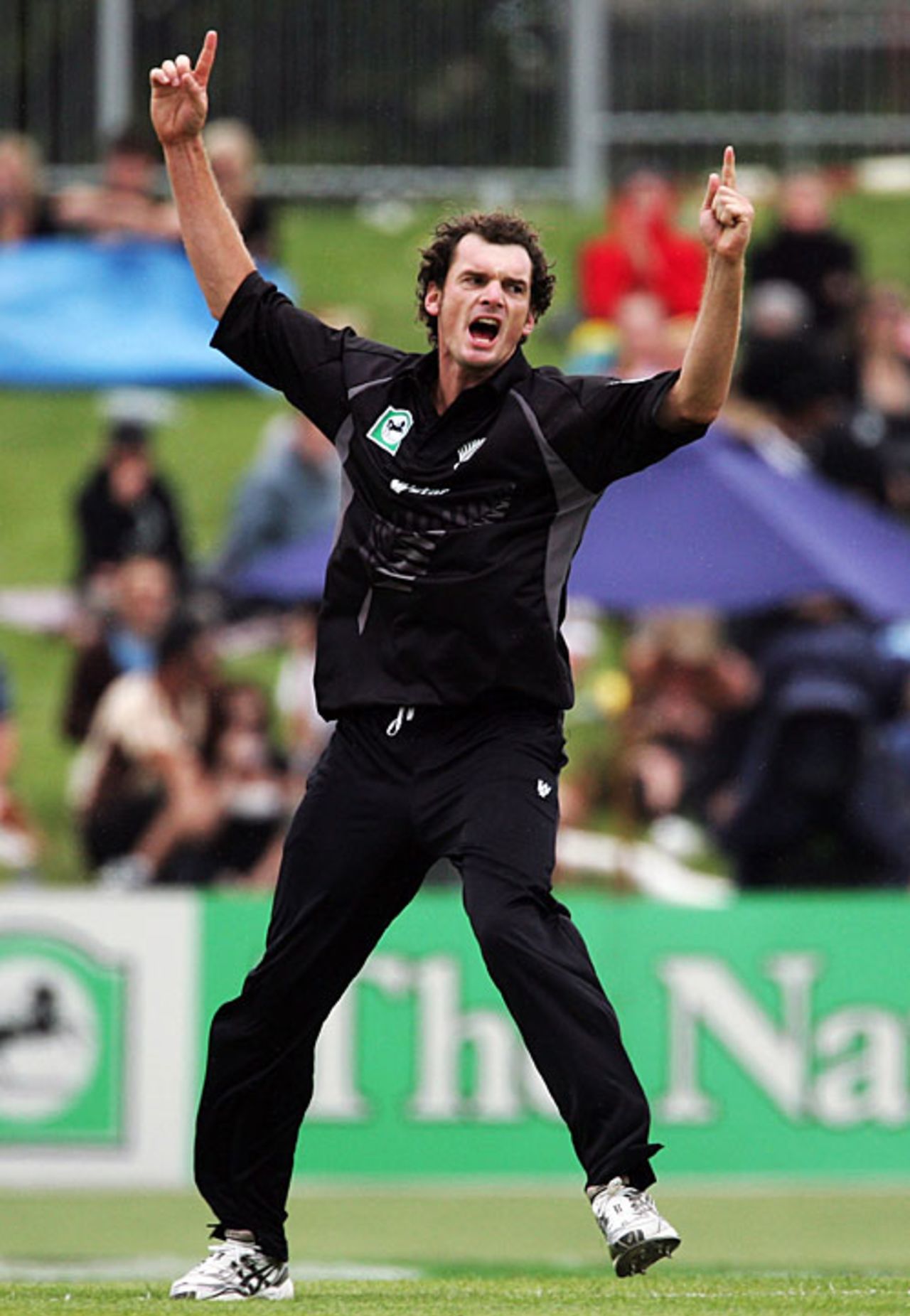 Kyle Mills took three wickets in two overs, New Zealand v Bangladesh, 2nd ODI, Napier, December 28, 2007