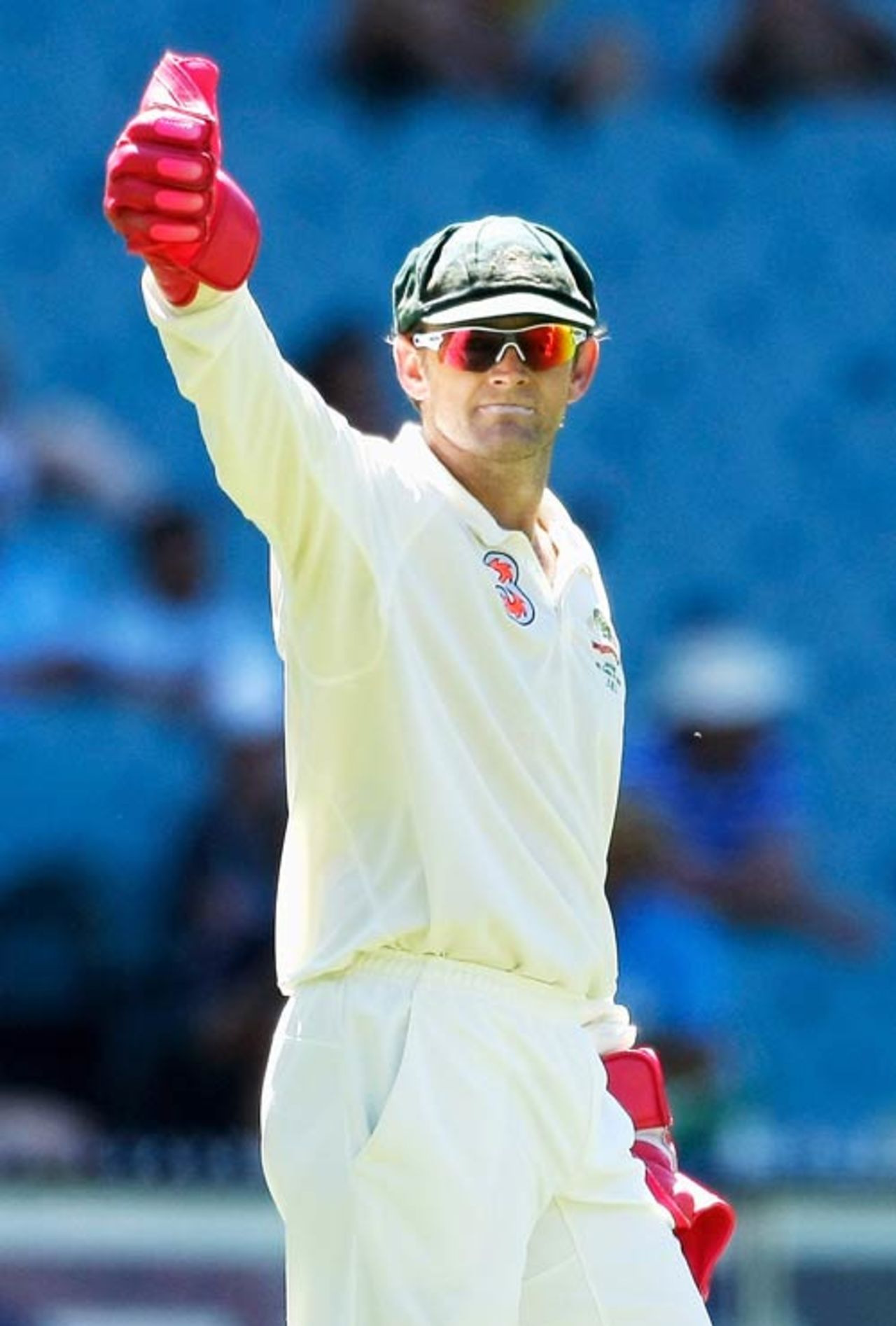 Adam Gilchrist acknowledges the crowd's applause after he broke Ian Healy's Australian Test wicketkeeping record, Australia v India, 1st Test, Melbourne, 4th day, December 29, 2007