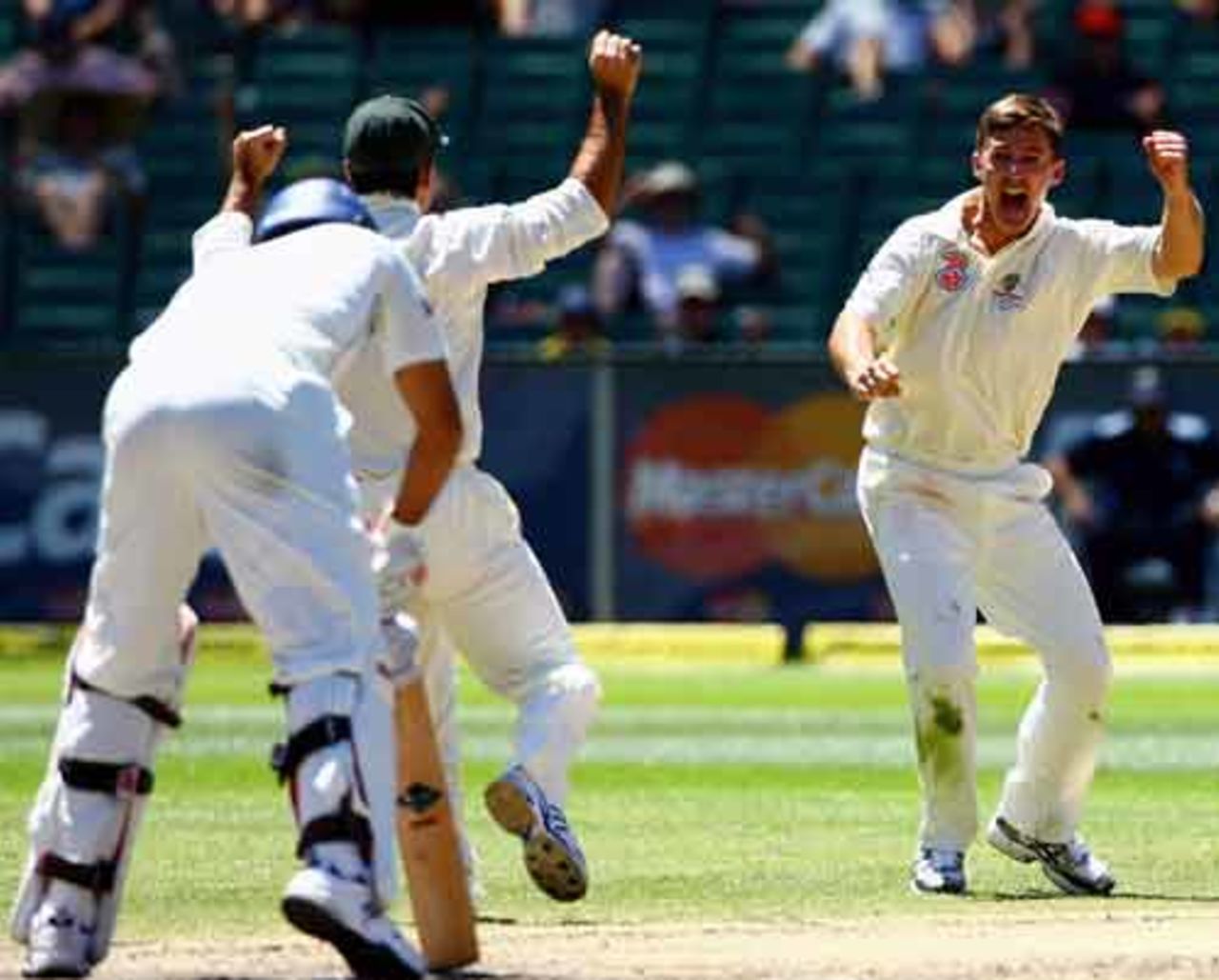 Brad Hogg celebrates after trapping Yuvraj Singh in front, Australia v India, 1st Test, Melbourne, 4th day, December 29, 2007