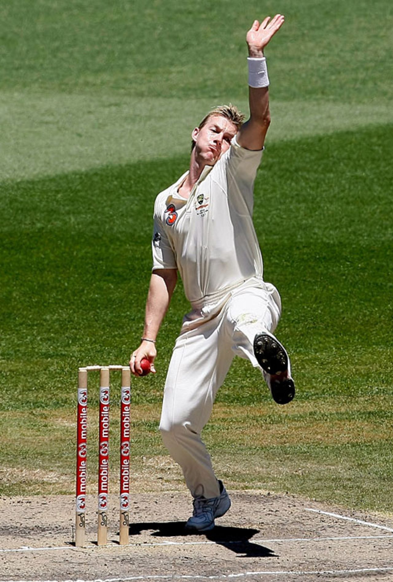Brett Lee charges in to bowl, Australia v India, 1st Test, Melbourne, 4th day, December 29, 2007