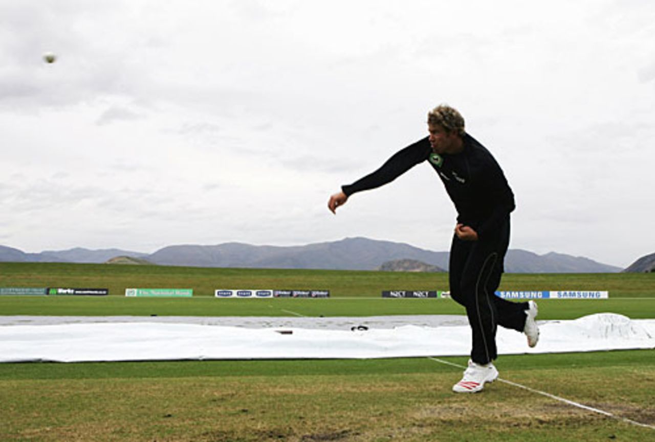 Jacob Oram bowls during practice, Queenstown, December 30, 2007