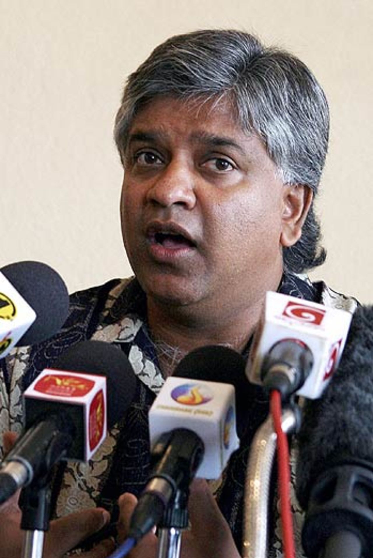 Arjuna Ranatunga announces his retirement from the Sri Lankan government, Colombo, July 21, 2006