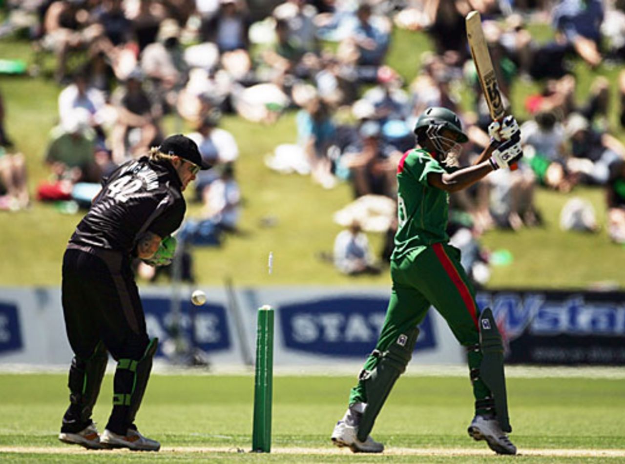 Shakib Al Hasan is clean bowled by Daniel Vettori, New Zealand v Bangladesh, 3rd ODI, Queenstown, December 31, 2007 