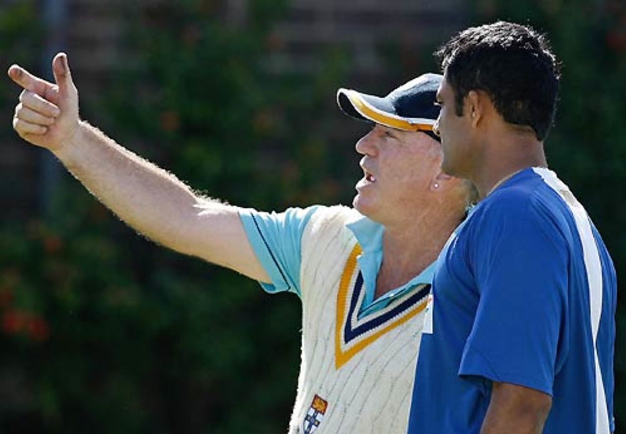 Former Australian batsman Greg Matthews has a chat with Anil Kumble, Sydney, January 1, 2008