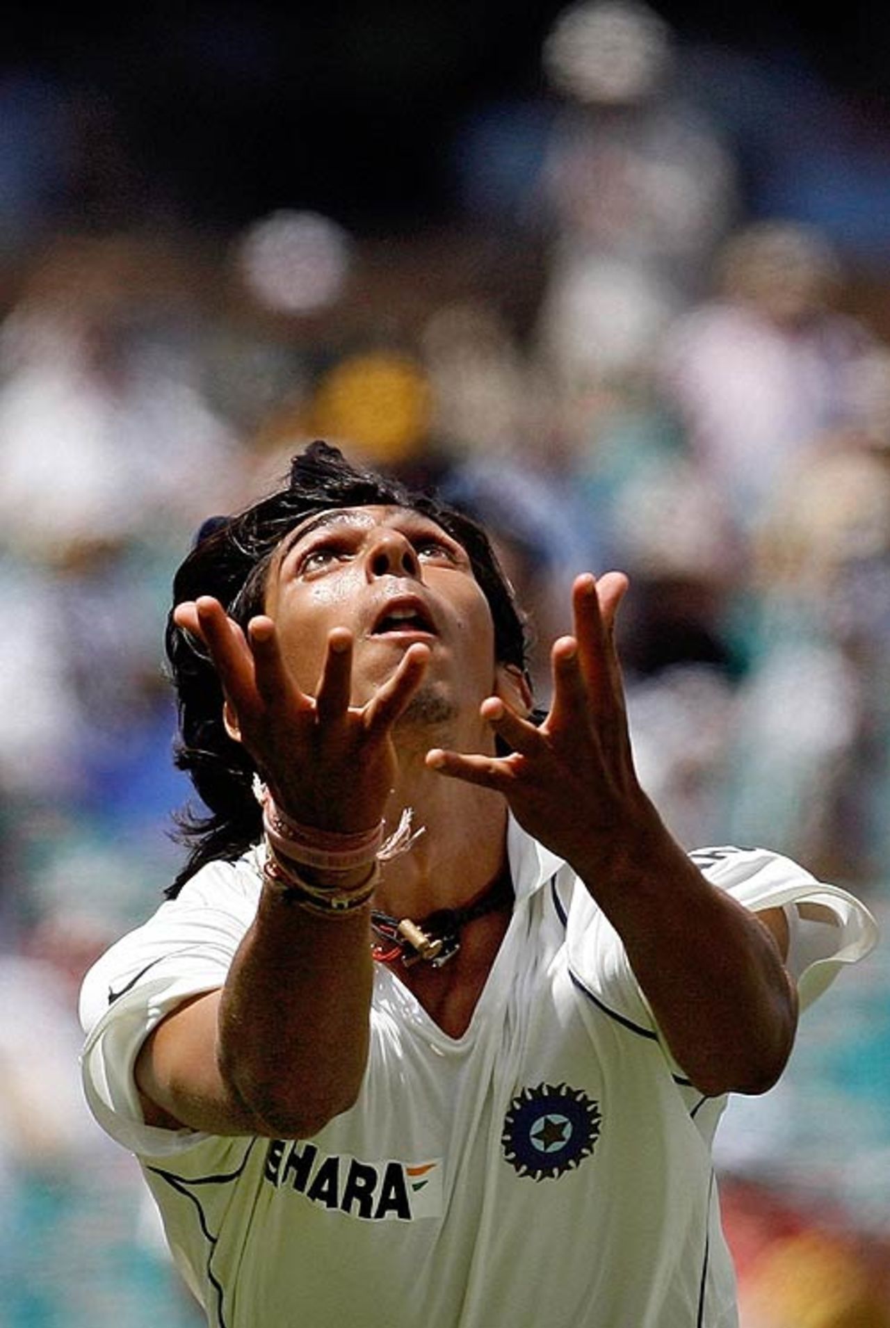 Ishant Sharma keeps his eyes on the ball in an attempted catch, Australia v India, 2nd Test, Sydney, 1st day, January 2, 2008