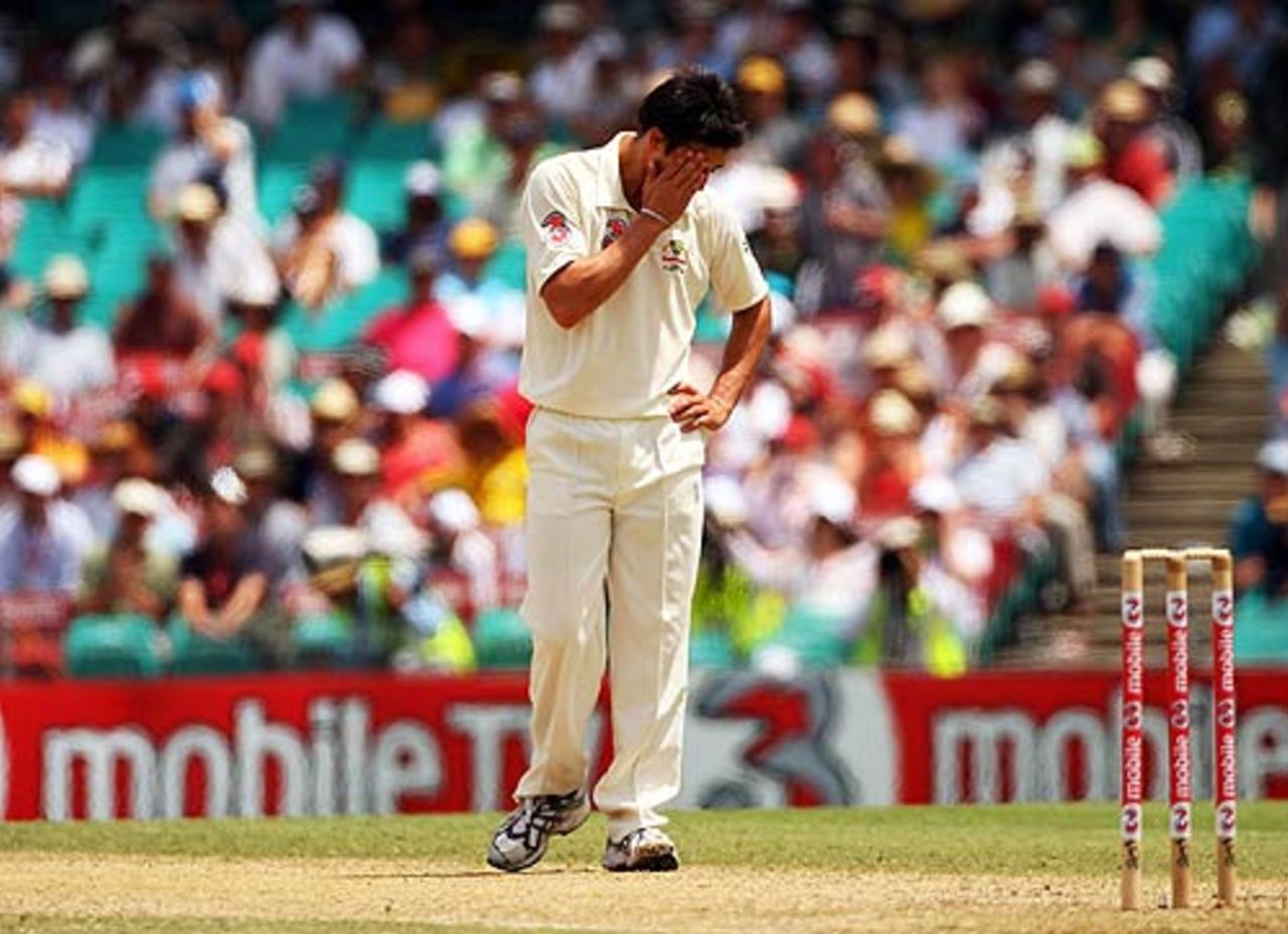 Mitchell Johnson wonders what went wrong after he was taken for 19 off one over, Australia v India, 2nd Test, Sydney, 2nd day, January 3, 2008