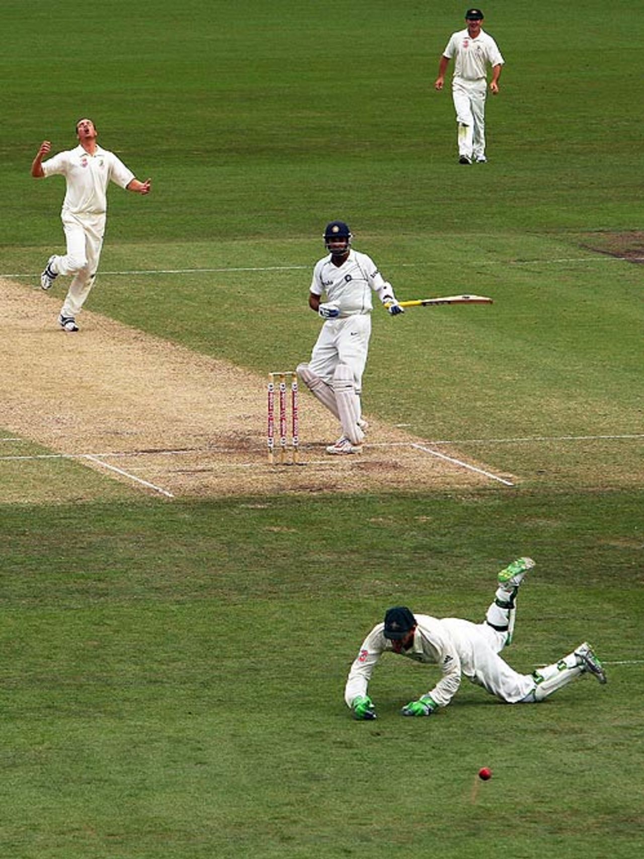 VVS Laxman survives after a catch just evades Adam Gilchrist off Stuart Clark, Australia v India, 2nd Test, Sydney, 2nd day, January 3, 2008